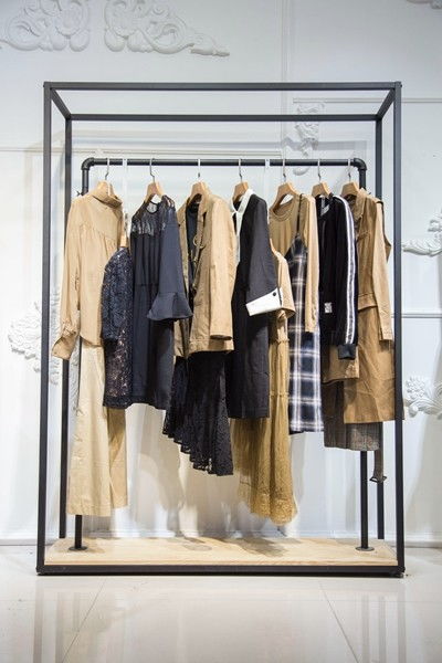 新鄭市女裝山脈麥中林精品女裝2019秋裝新款服裝市場(chǎng)尾貨批發(fā)品牌折扣女裝廠家直銷(xiāo)